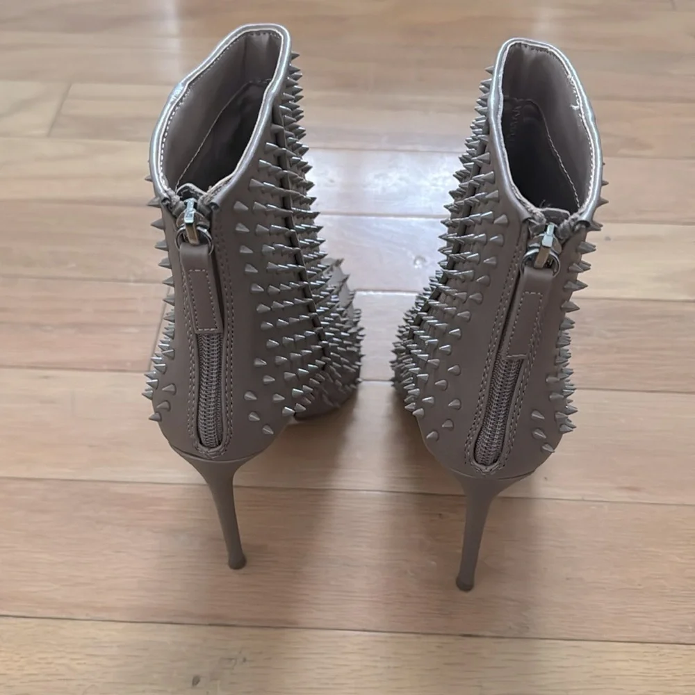 Steve Madden | Vapor Mocha Ankle Booties | Spike Heel | Size 7